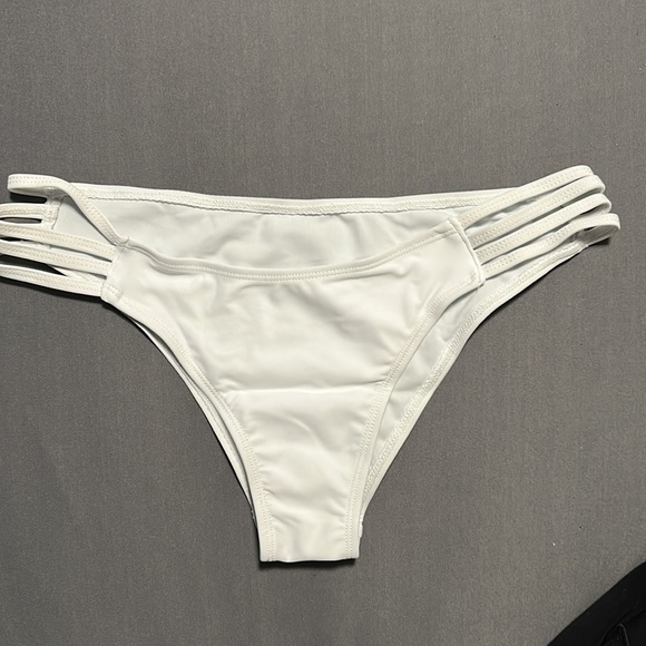 Woman’s 2 piece bathing suit - Picture 2 of 6